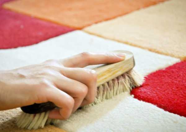 Чем почистить ковер в домашних условиях от запаха