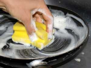 Как отмыть посуду с помощью клея и соды