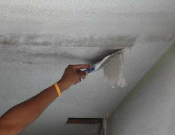 Как убрать старую побелку с потолка
