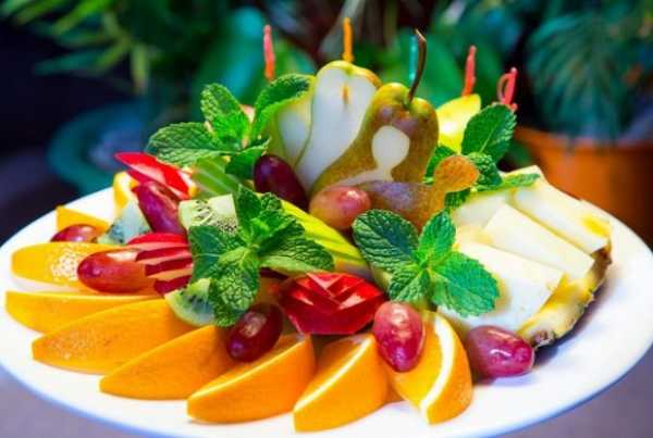 Как украсить стол фруктами