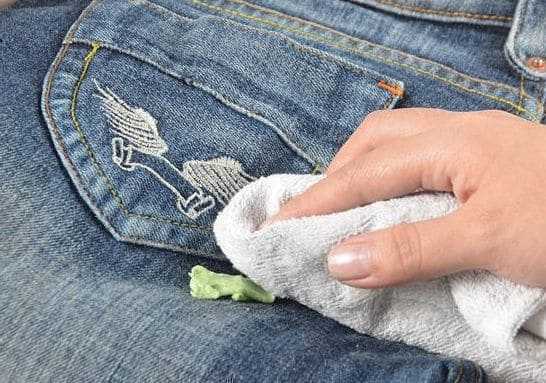 Как вывести с одежды пятно от жвачки